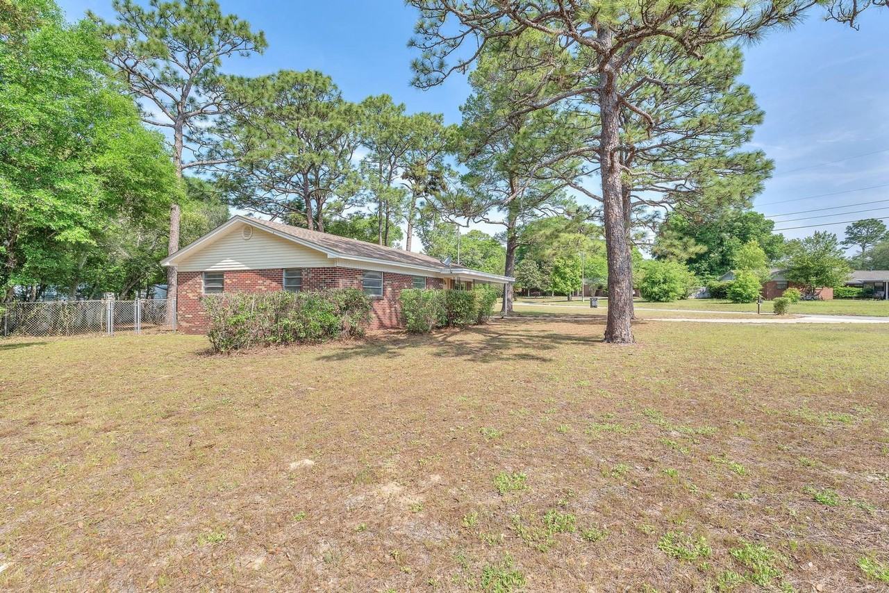 385 Lincoln Ave - Photo 2 of 32