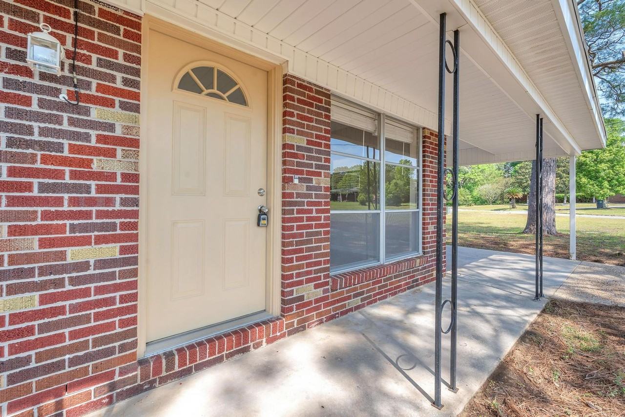 385 Lincoln Ave - Photo 5 of 32