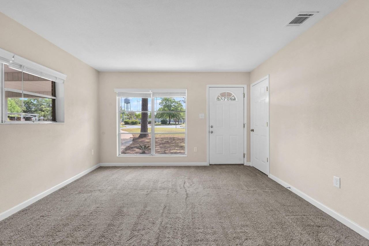 385 Lincoln Ave - Photo 6 of 32