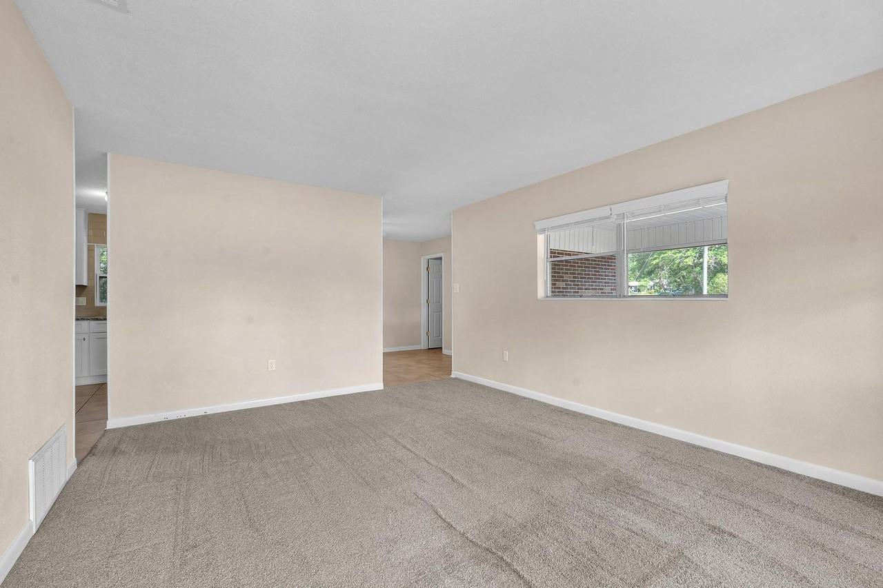 385 Lincoln Ave - Photo 7 of 32