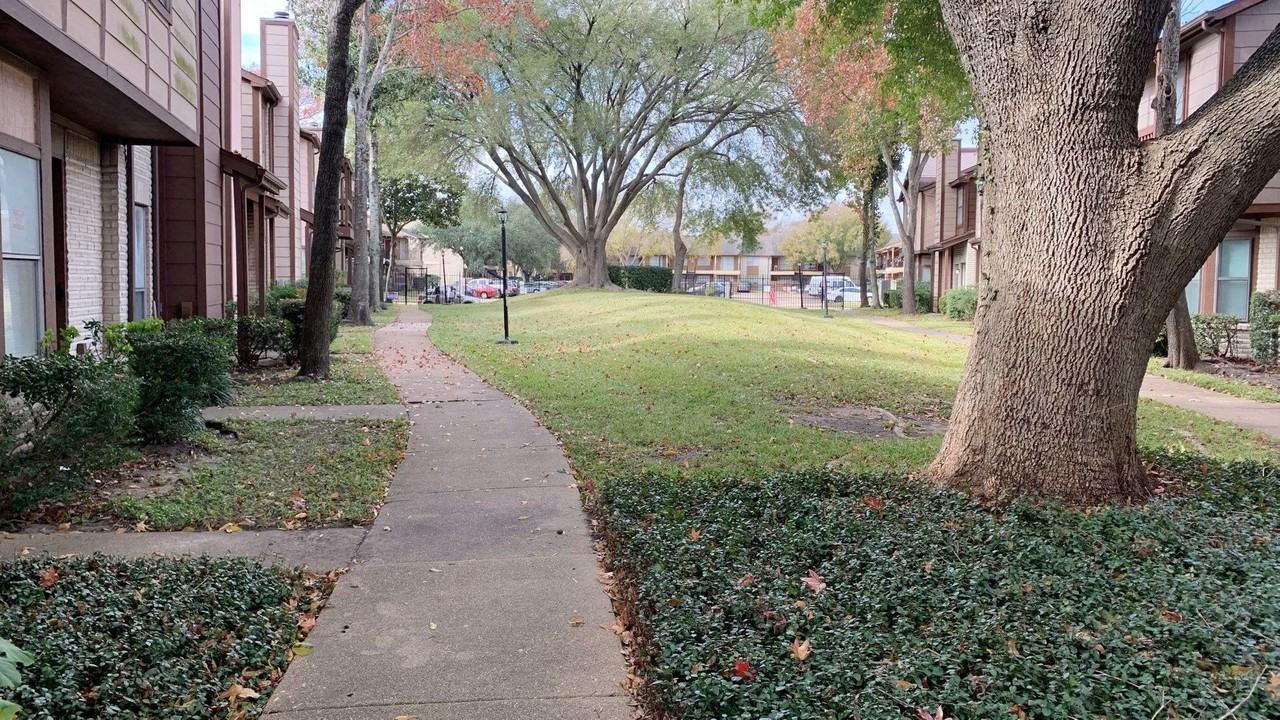 12500 Brookglade Cir - Photo 2 of 18