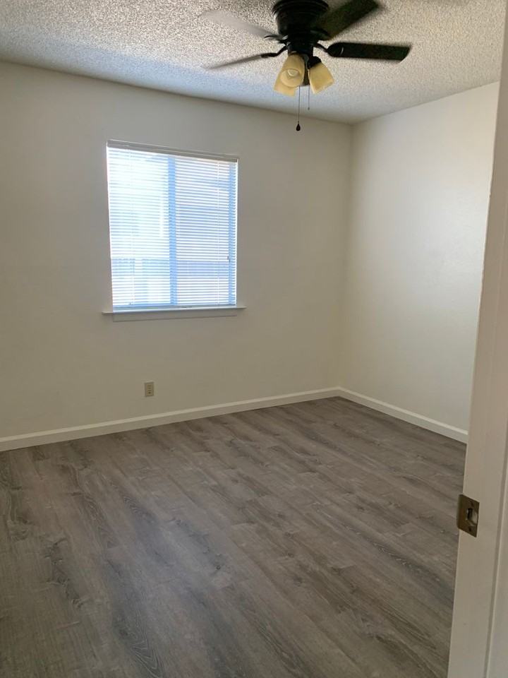 217 W Elm St #A - Photo 4 of 10