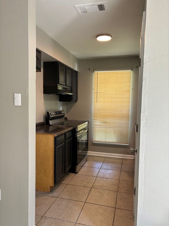 10820 Roger Dr - Photo 3 of 14