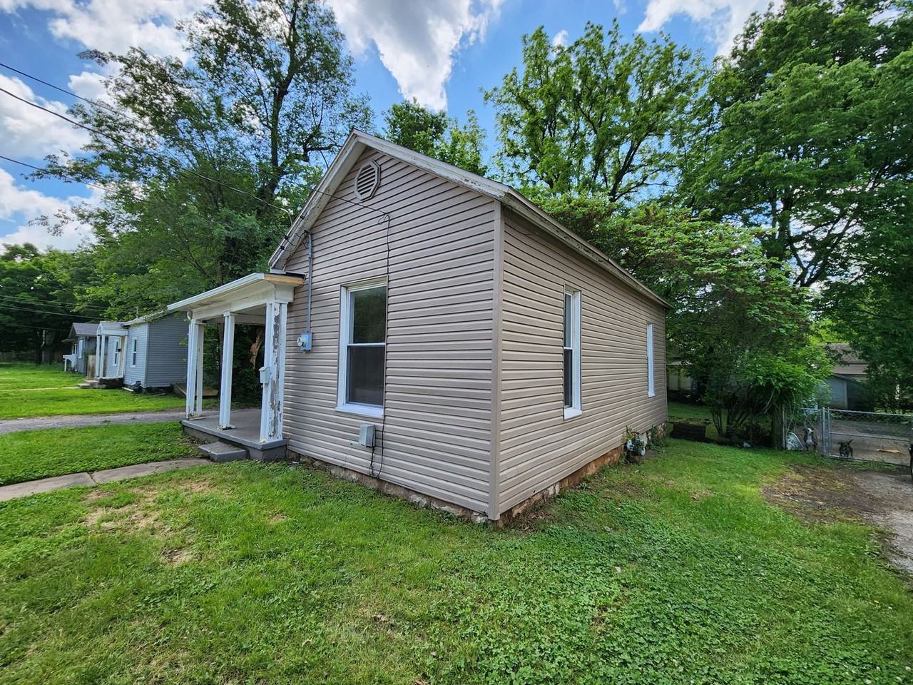 1036 W Monroe Ter - Photo 3 of 21