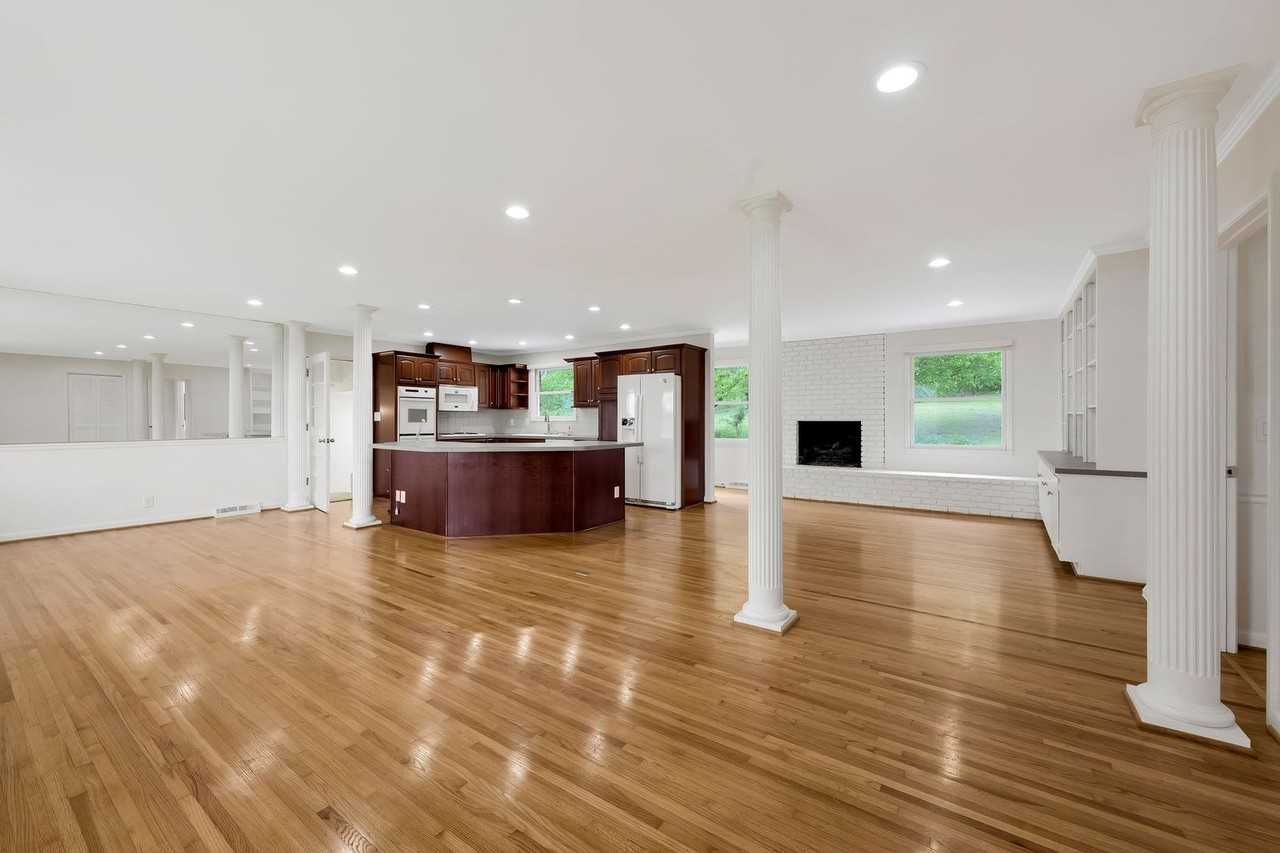 6833 Pennywell Dr - Photo 4 of 27