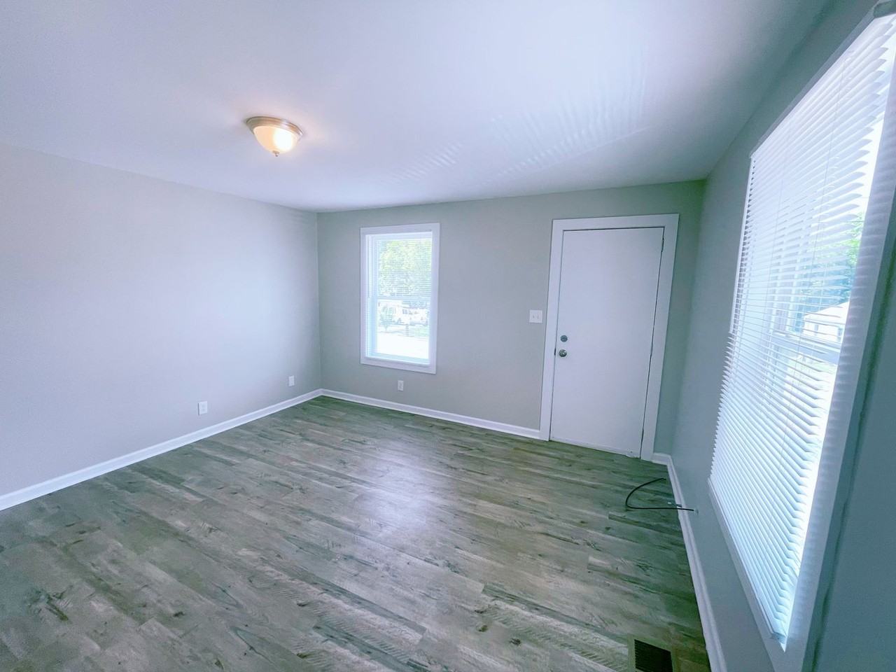 907 Harris St - Photo 2 of 10