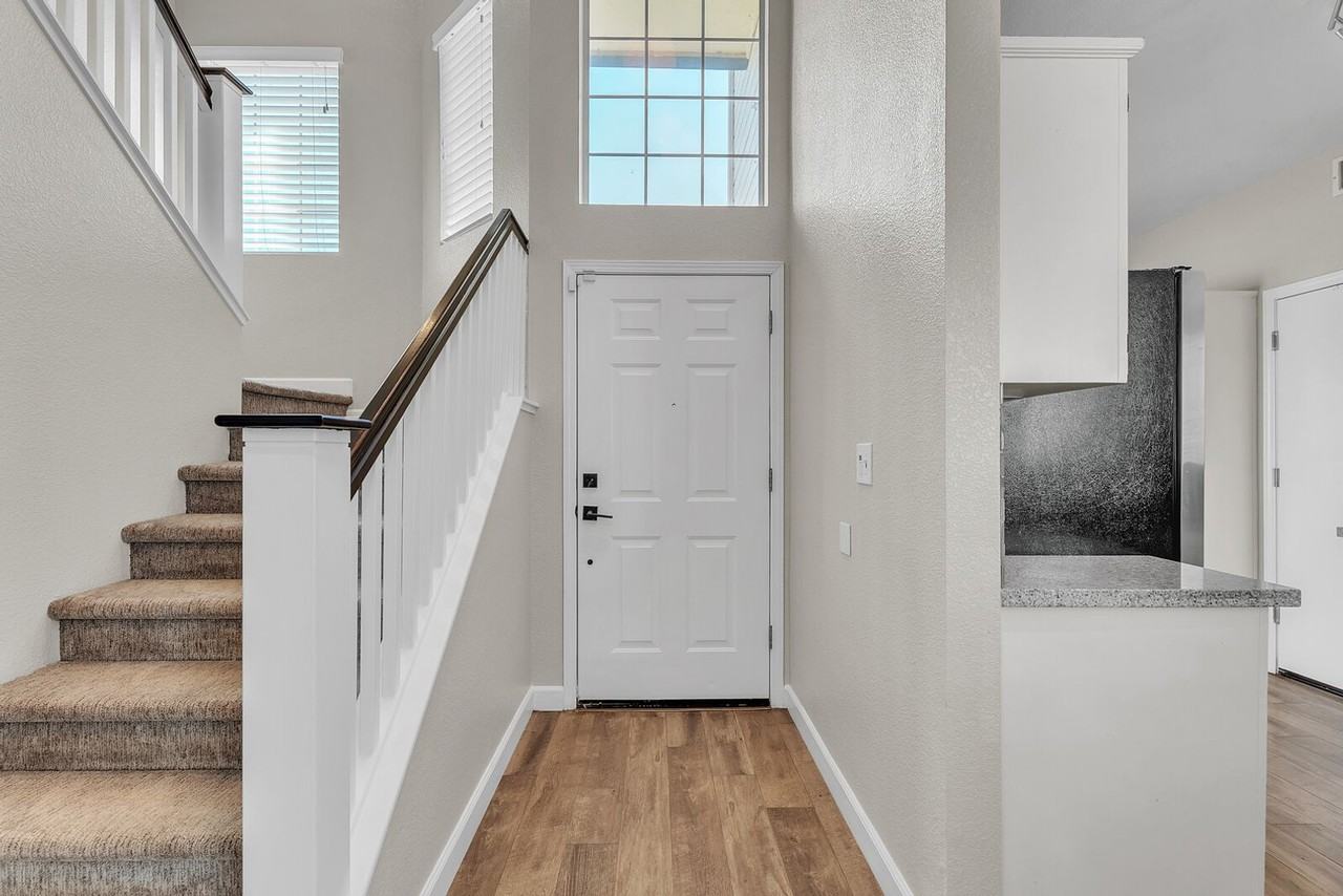 9534 Sunlight Ln - Photo 2 of 26