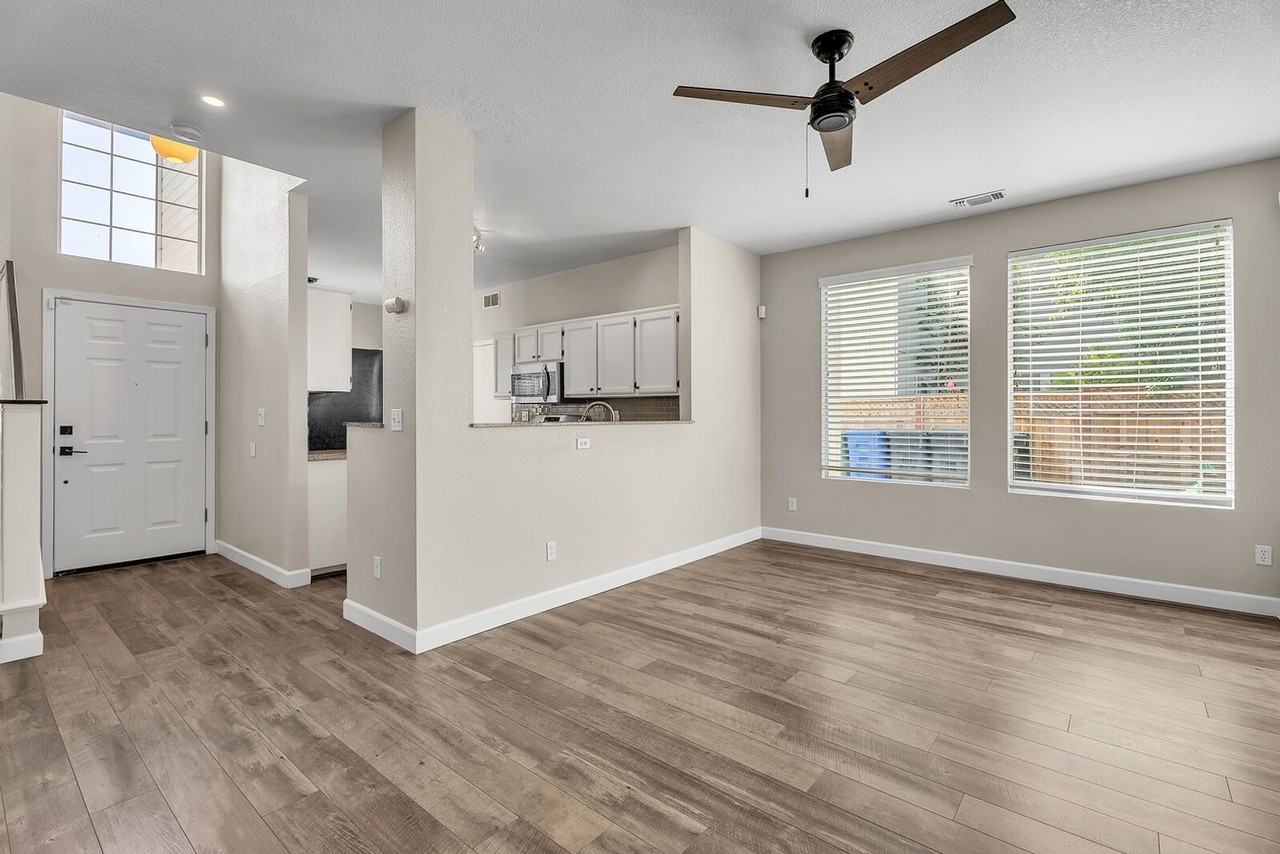9534 Sunlight Ln - Photo 3 of 26
