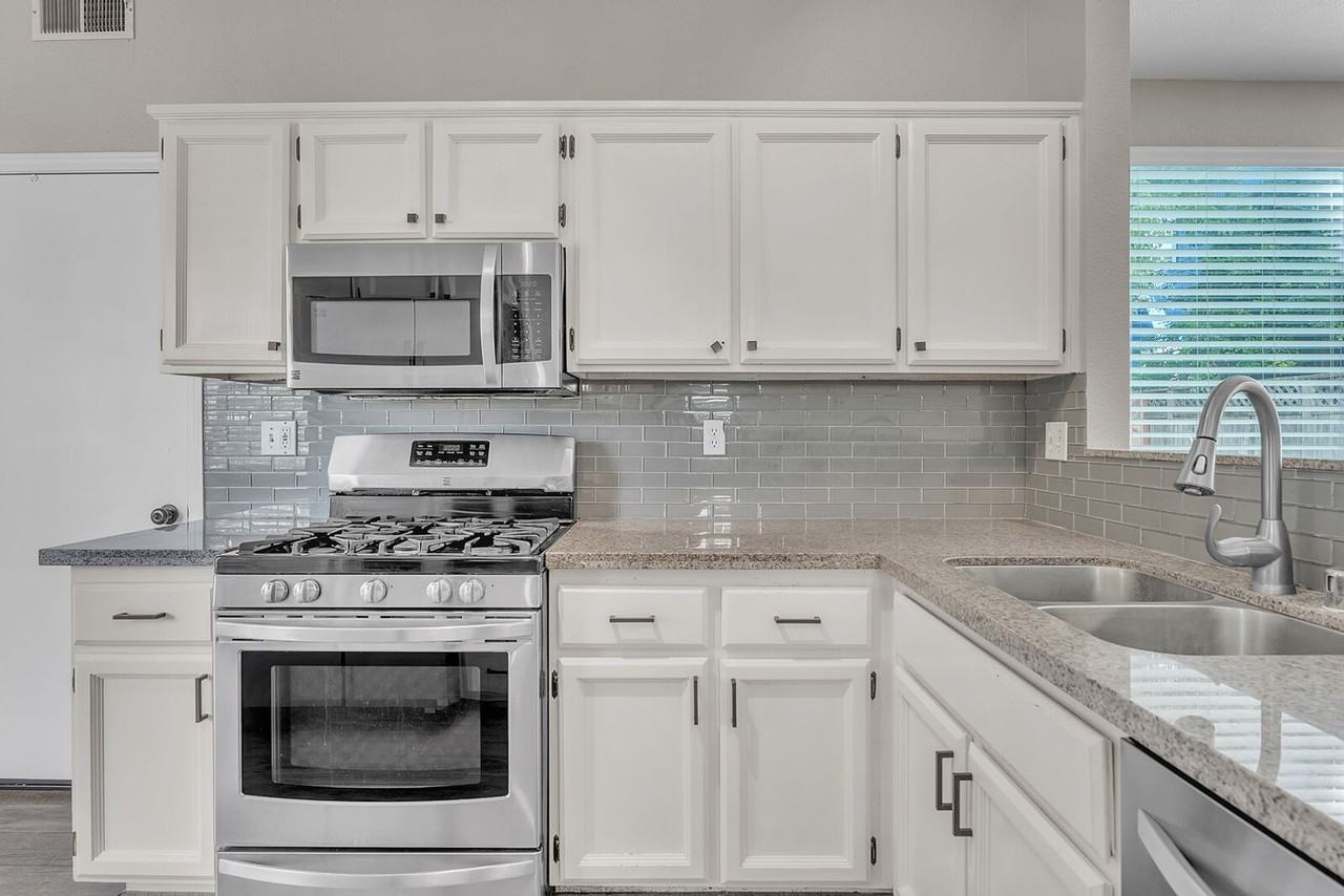 9534 Sunlight Ln - Photo 6 of 26