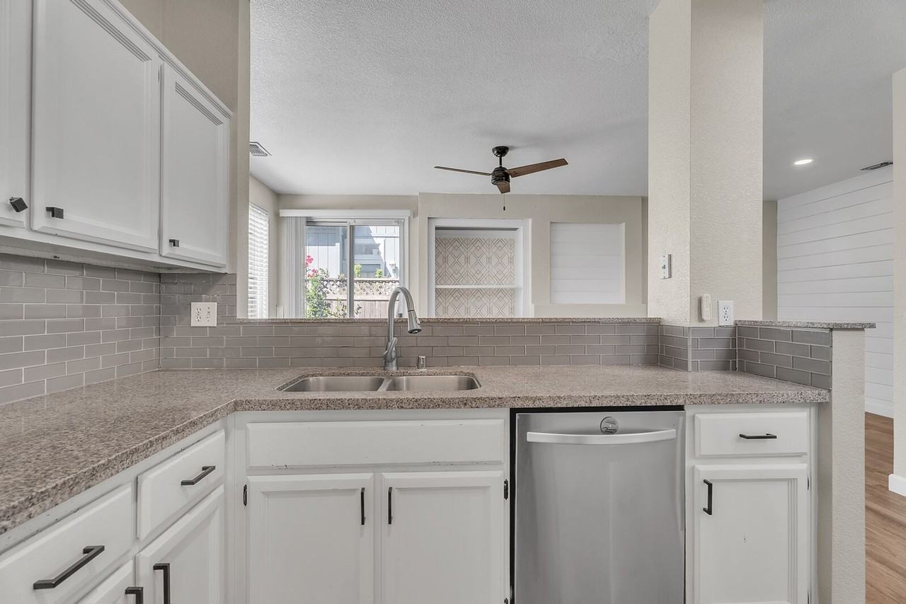 9534 Sunlight Ln - Photo 7 of 26