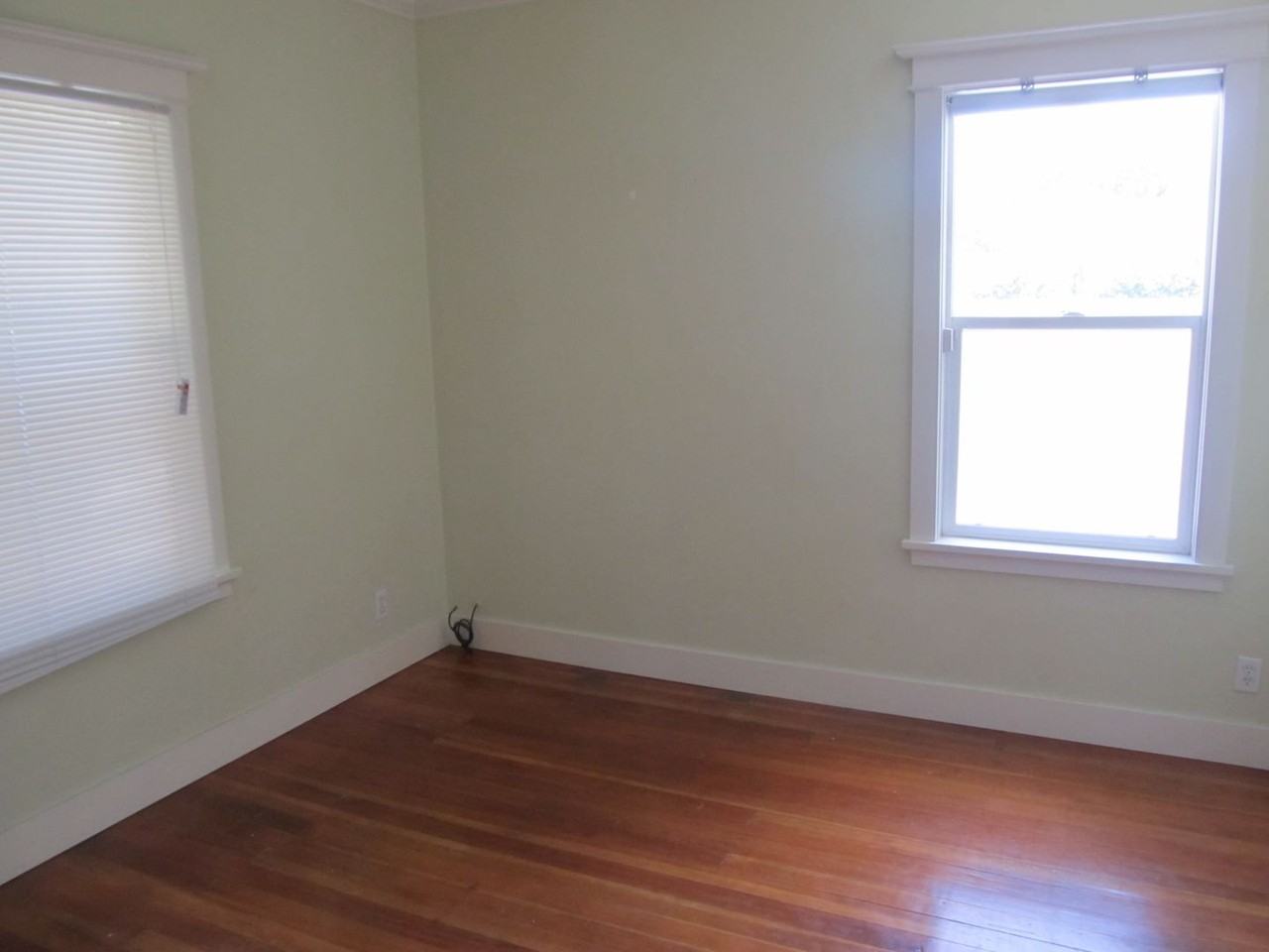 890 N Shaffer St - Photo 3 of 5