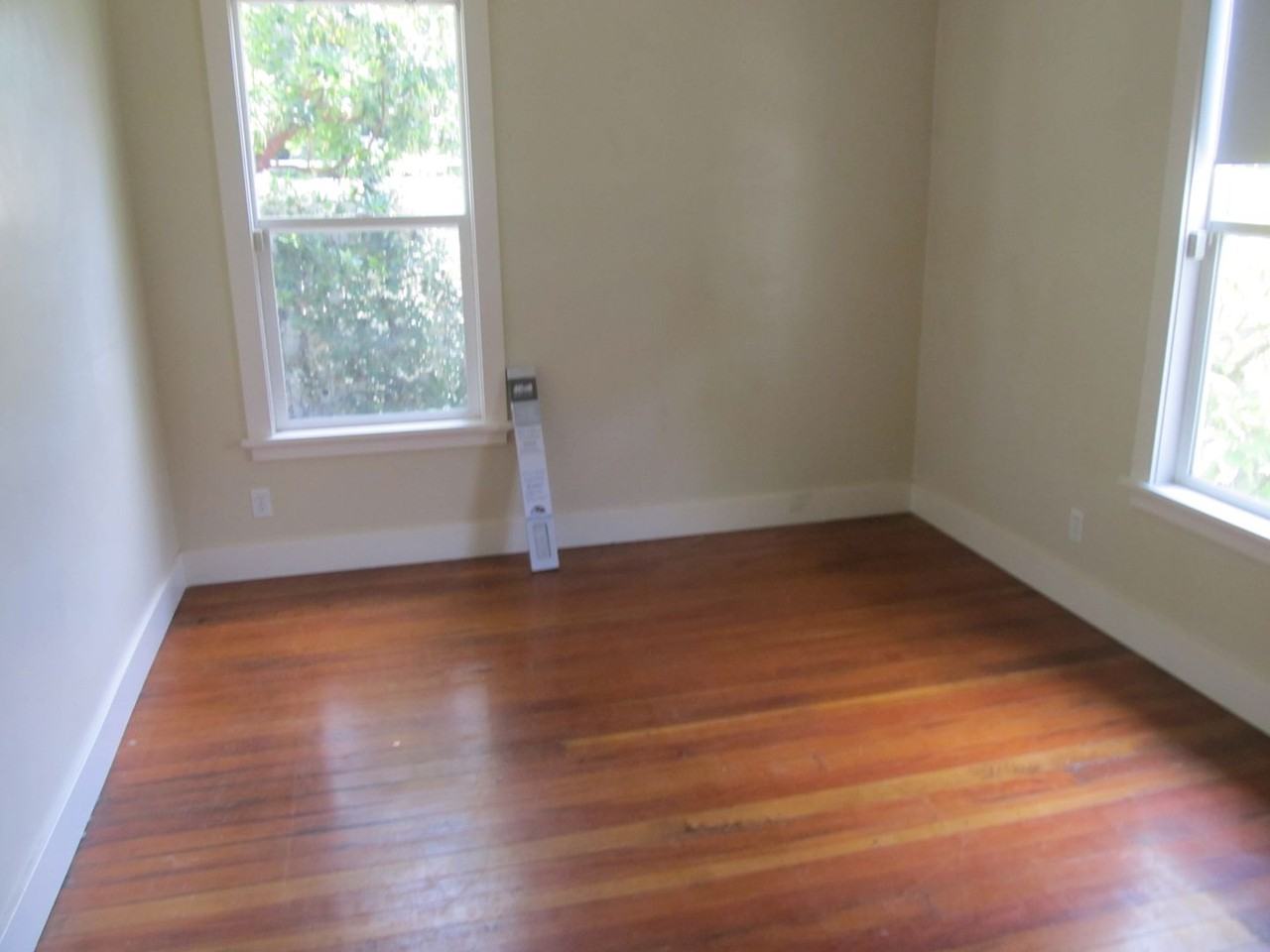 890 N Shaffer St - Photo 4 of 5