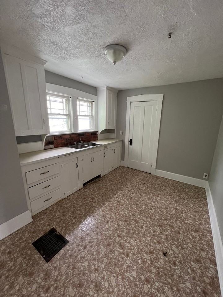 131 Hilton Ave - Photo 2 of 6