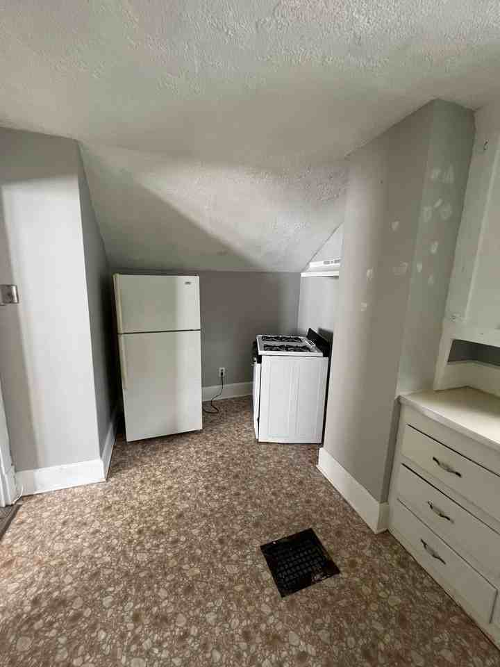 131 Hilton Ave - Photo 3 of 6