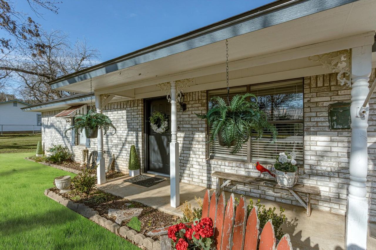 208 Mission St - Photo 2 of 21