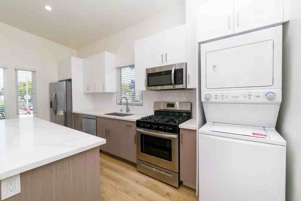 753 North Washington Place - Photo 2 of 8