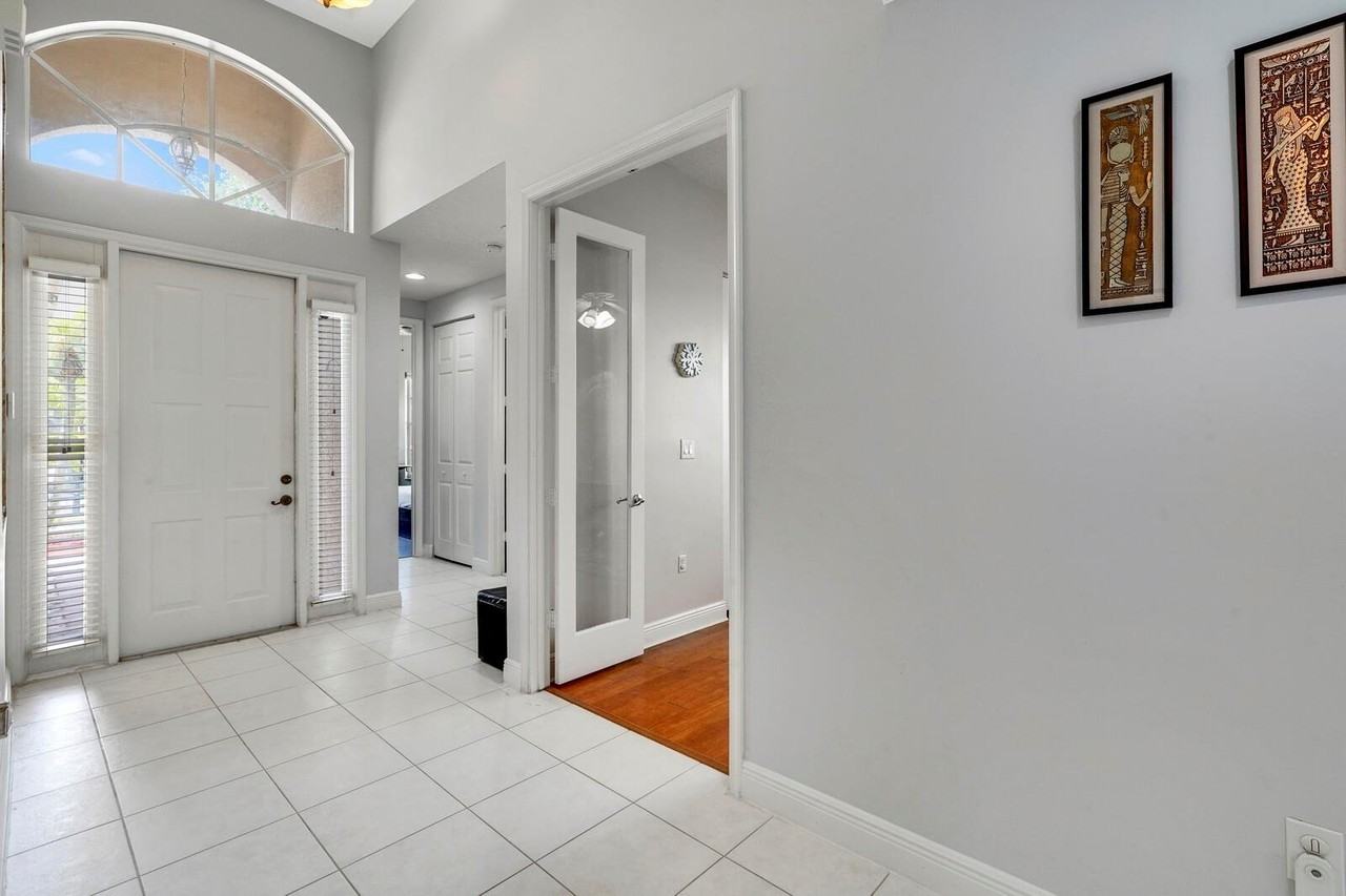 19084 Skyridge Cir - Photo 2 of 8