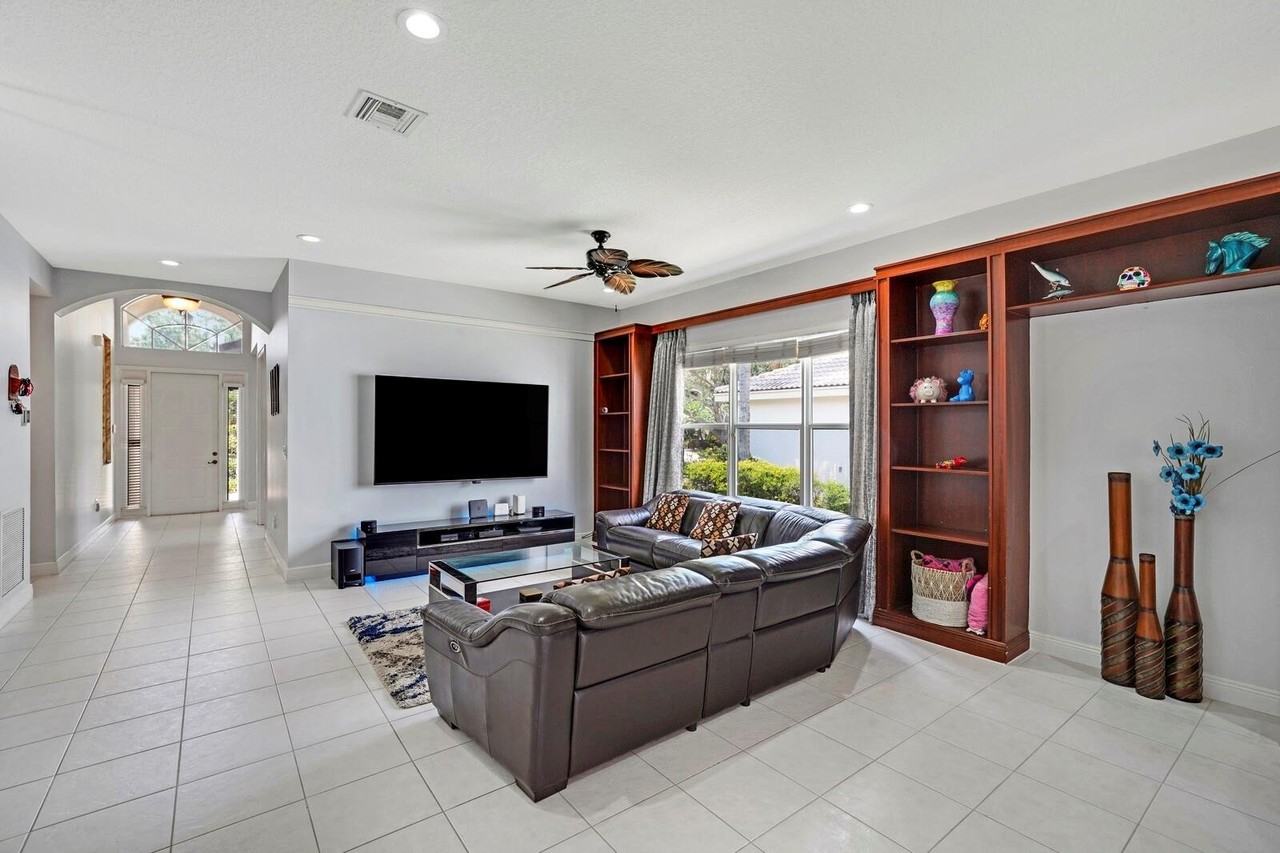 19084 Skyridge Cir - Photo 3 of 8