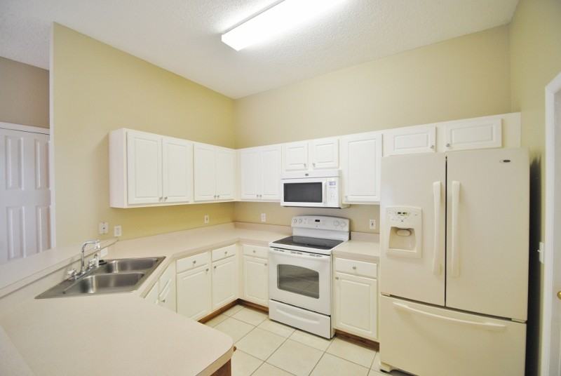 1073 Bainbury Ln - Photo 3 of 13