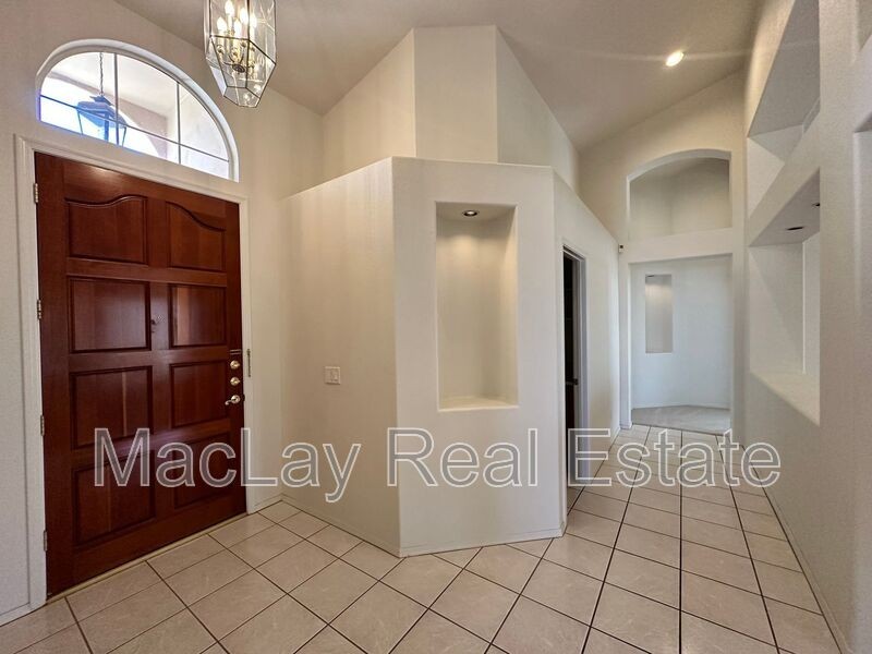 2744 E Amberwood Dr - Photo 2 of 31