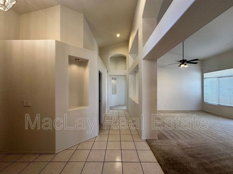 2744 E Amberwood Dr - Photo 4 of 31