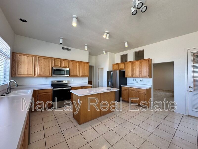 2744 E Amberwood Dr - Photo 5 of 31