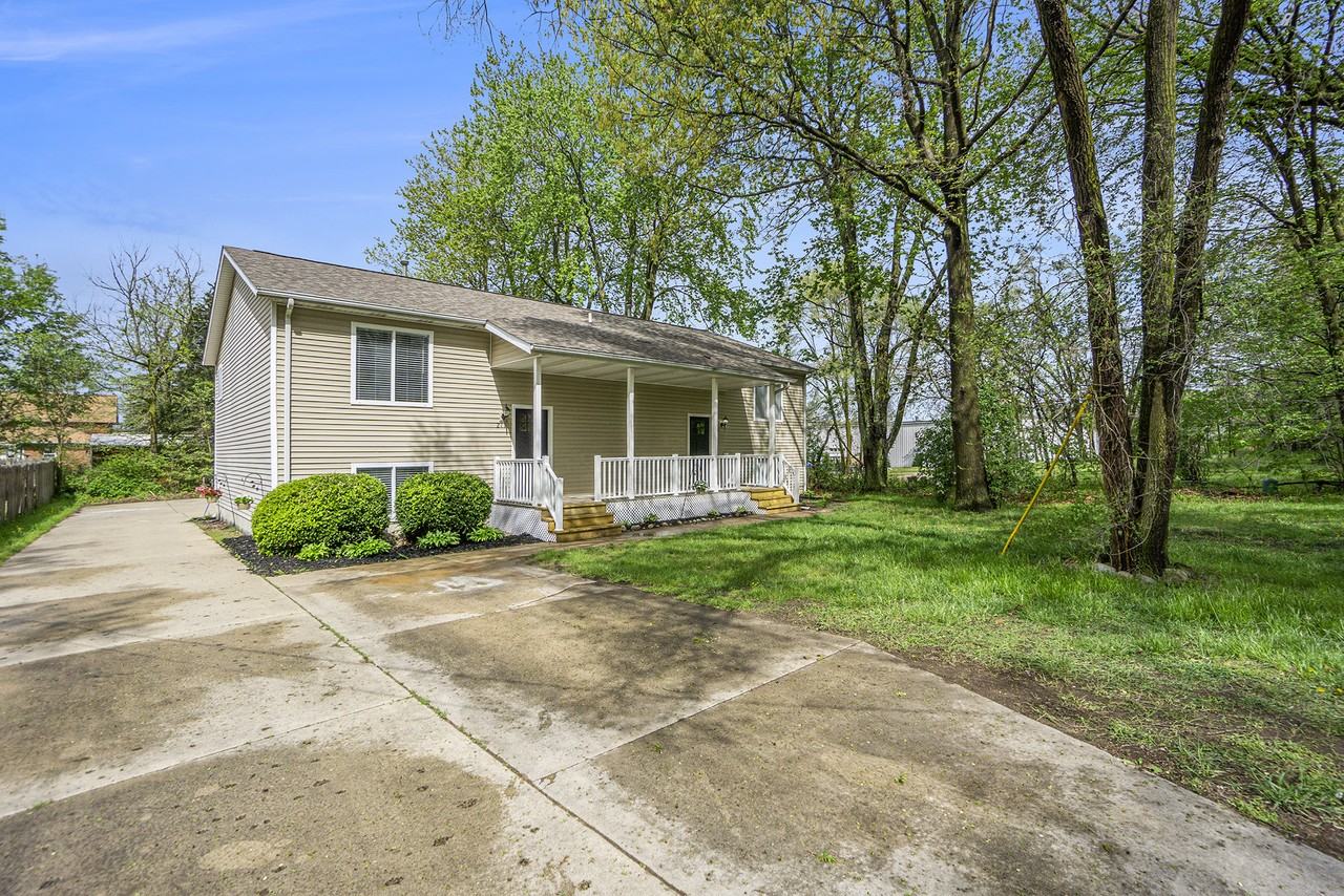 211 Maple St - Photo 2 of 22