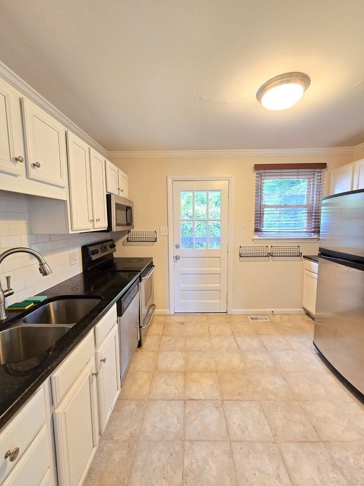 2211 Bernard St - Photo 7 of 24