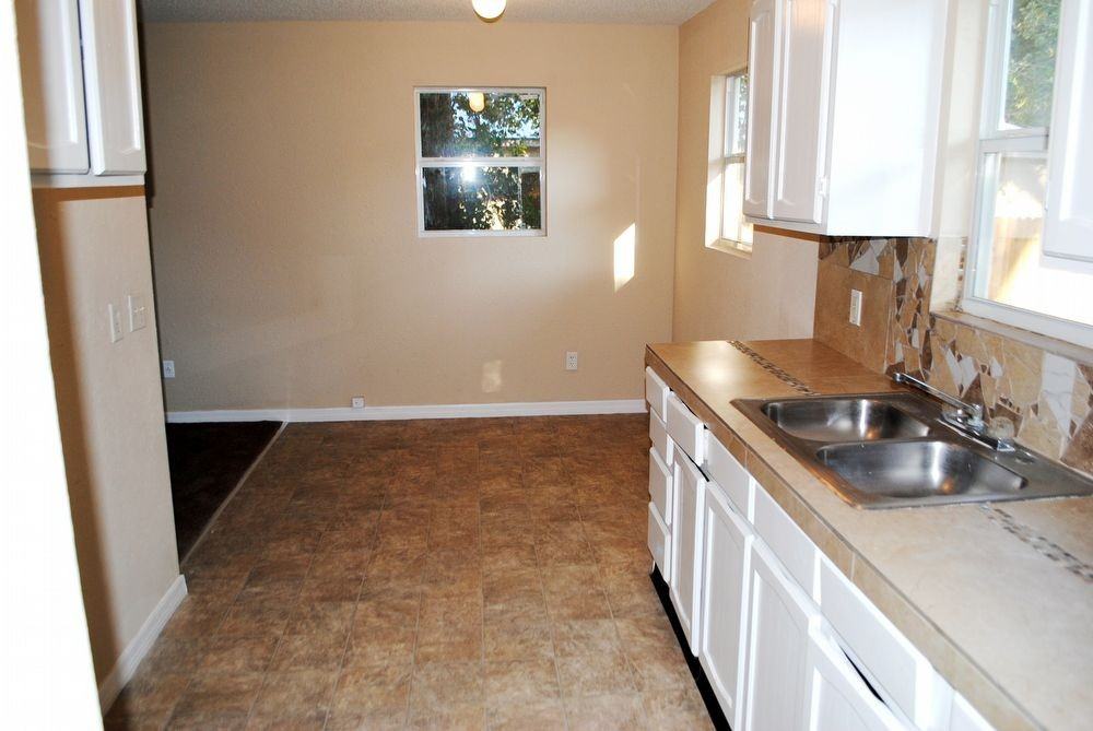 2134 Thomas Ct - Photo 3 of 10