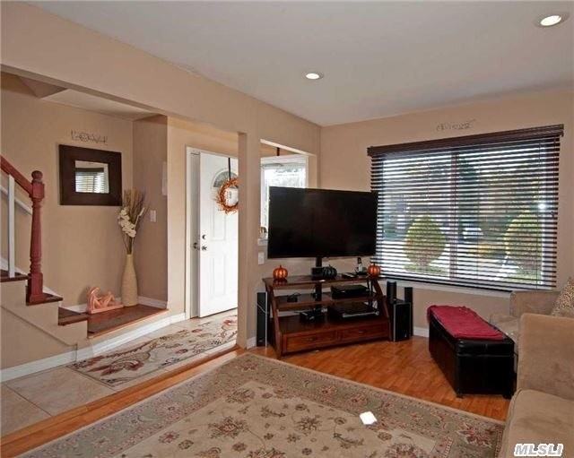19 Town House Dr - Photo 2 of 18