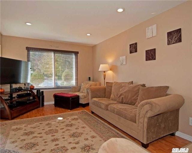19 Town House Dr - Photo 3 of 18