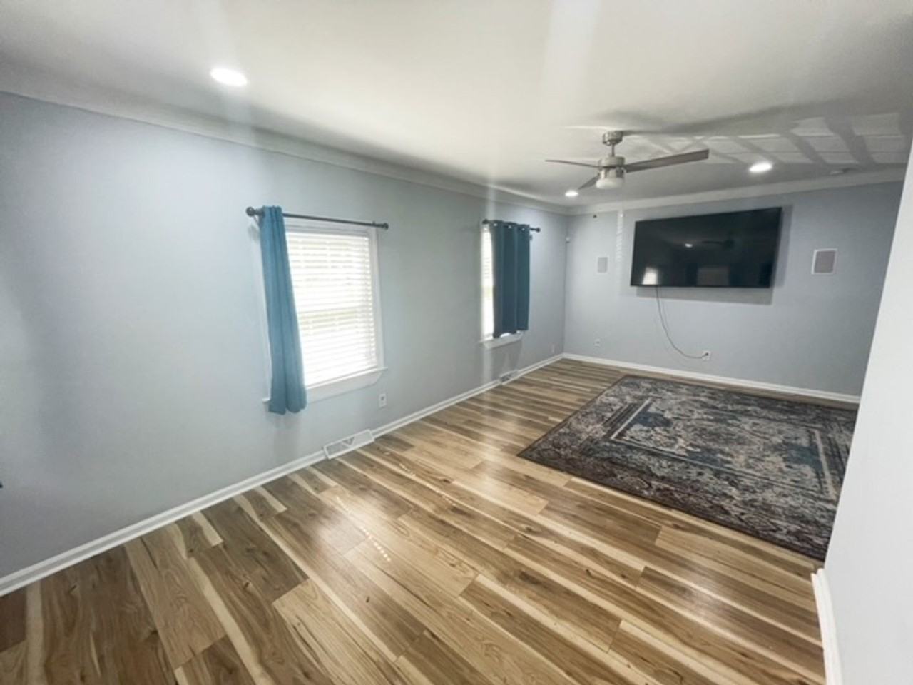 1529 Summit Ave - Photo 2 of 13