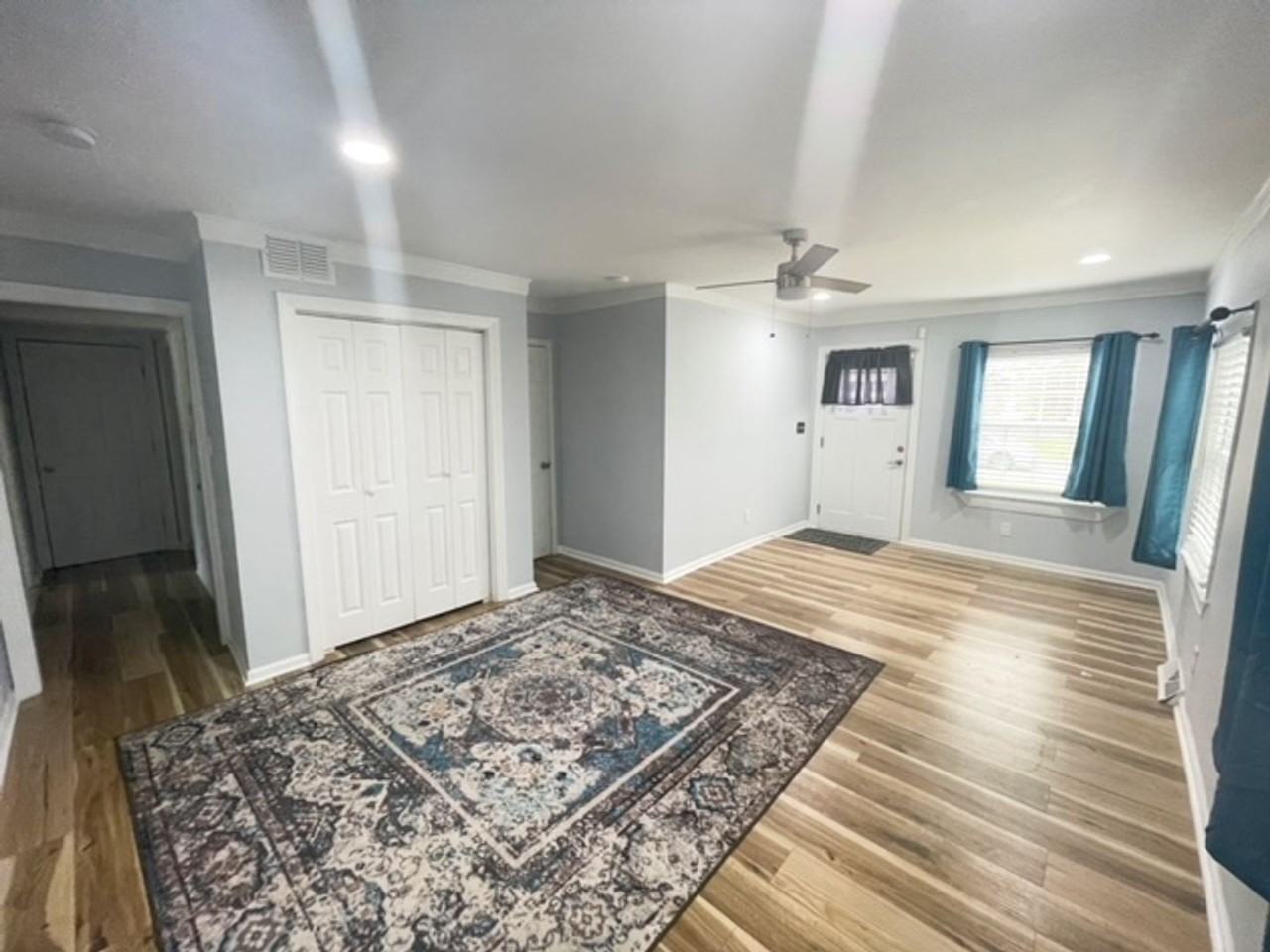 1529 Summit Ave - Photo 3 of 13