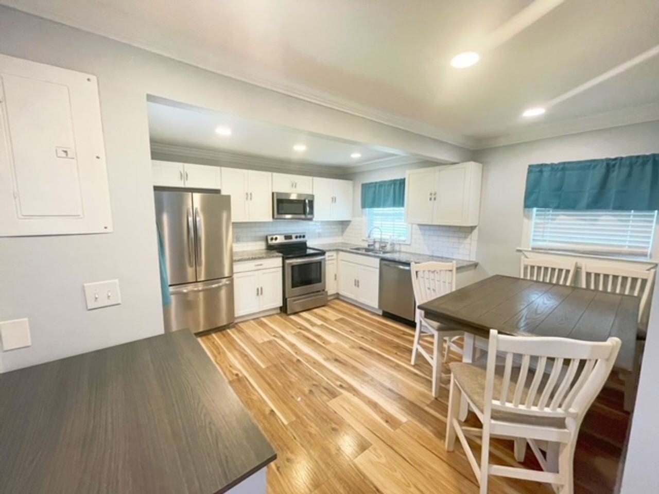 1529 Summit Ave - Photo 4 of 13