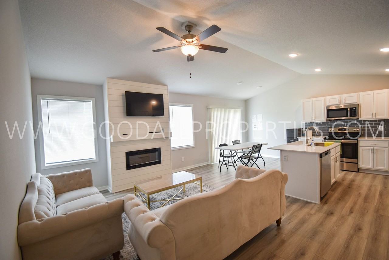 18203 Alpine Dr - Photo 4 of 28
