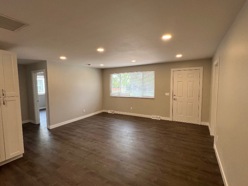 425 S Oak St - Photo 2 of 18