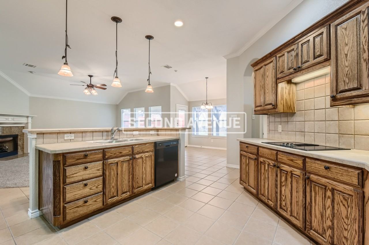 302 Charlie Way - Photo 4 of 35