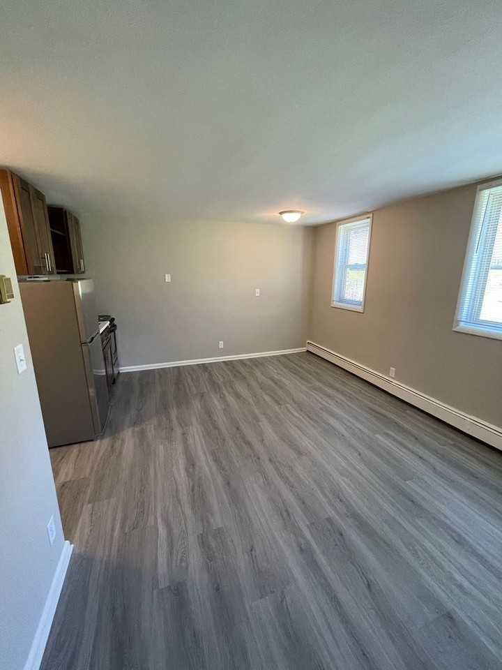 1807 E 3rd St #4 - Photo 6 of 15