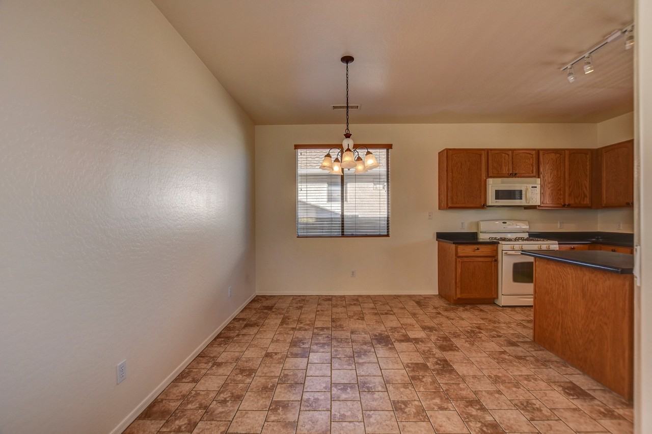 1826 N Swayback Rd - Photo 7 of 29
