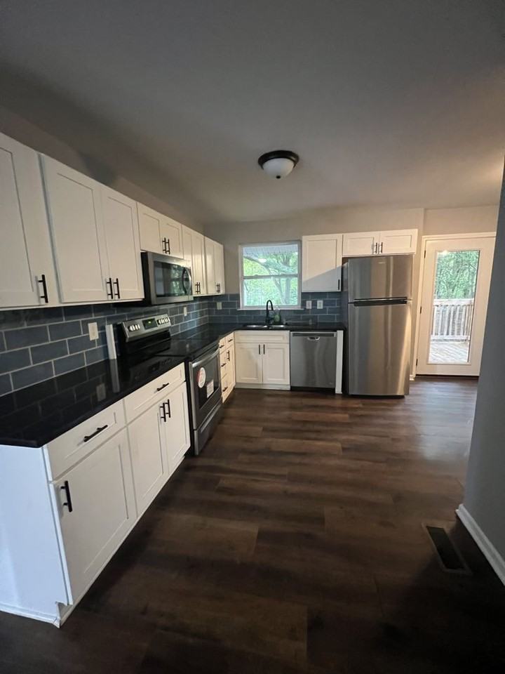 3338 Barfield Dr - Photo 4 of 17