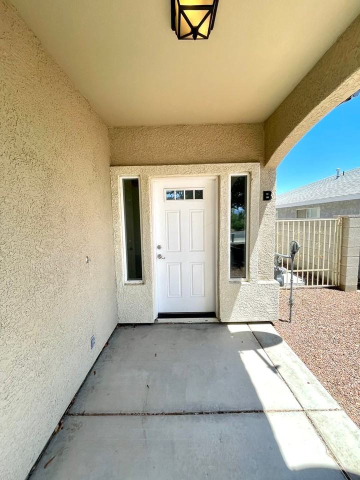 933 E Beverly Ave - Photo 2 of 18