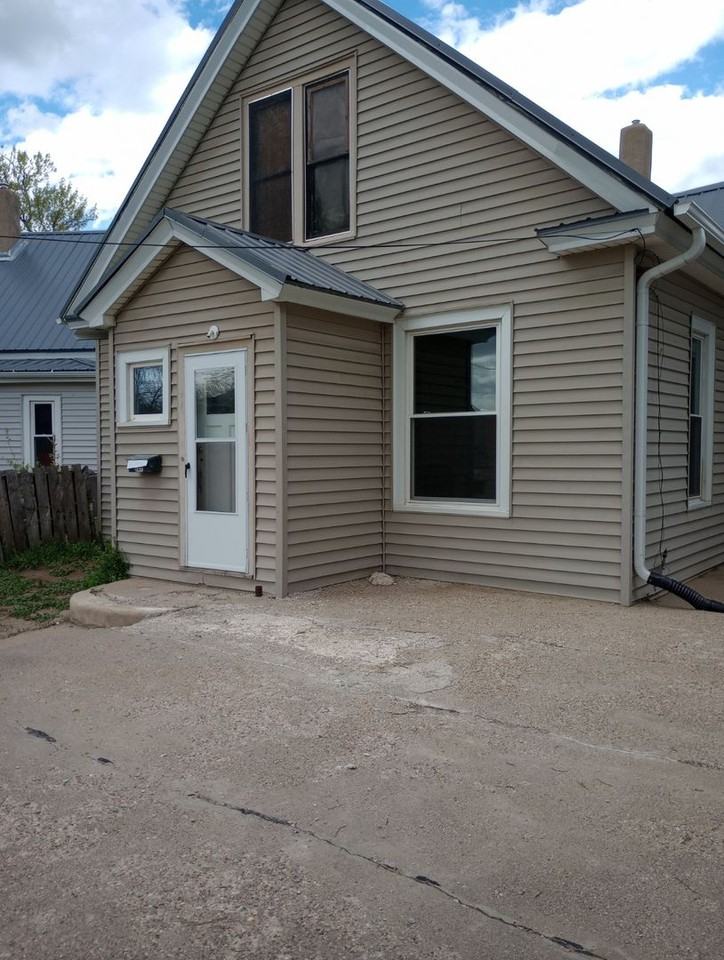 717 West 2nd Street - Photo 2 of 13