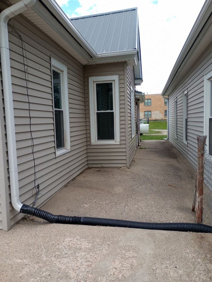 717 West 2nd Street - Photo 3 of 13