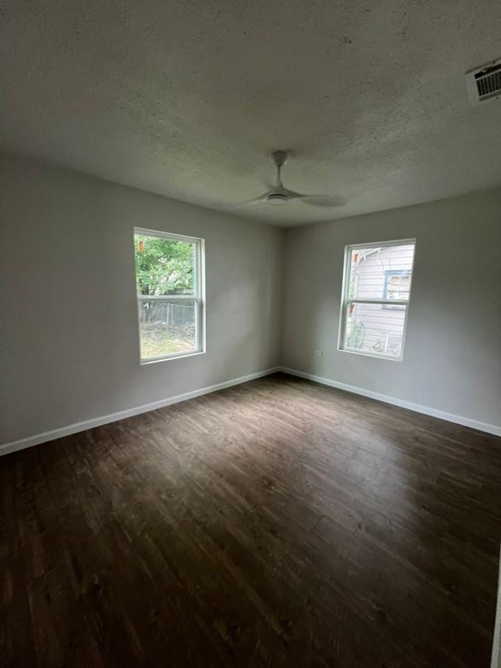 3532 Windsor Ave - Photo 4 of 6