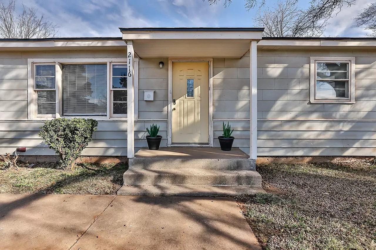 2116 36th St - Photo 4 of 34