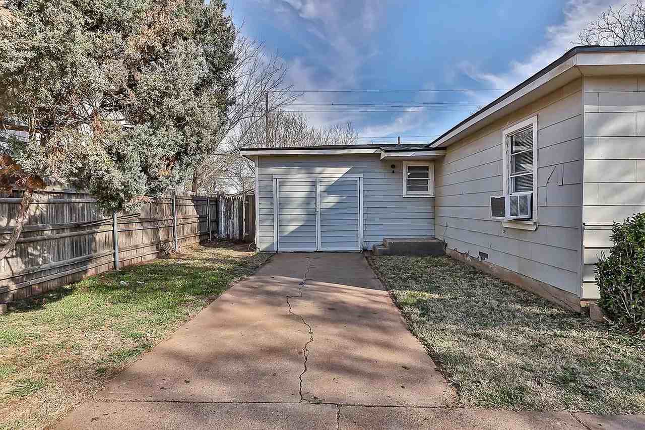 2116 36th St - Photo 5 of 34