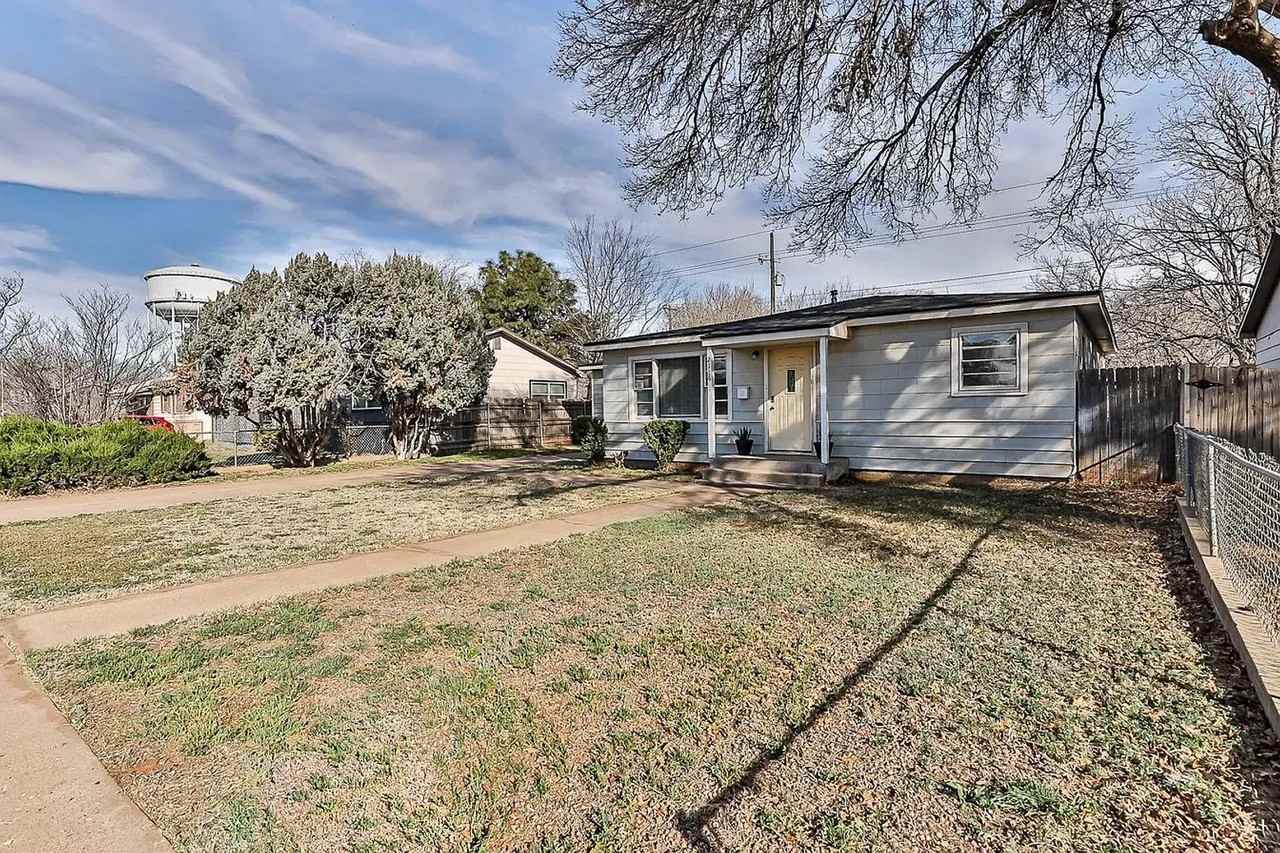 2116 36th St - Photo 6 of 34