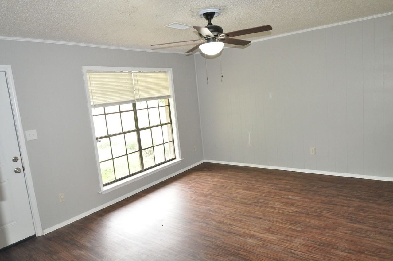 220 Joyce St - Photo 2 of 12