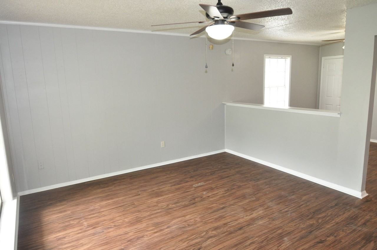 220 Joyce St - Photo 3 of 12
