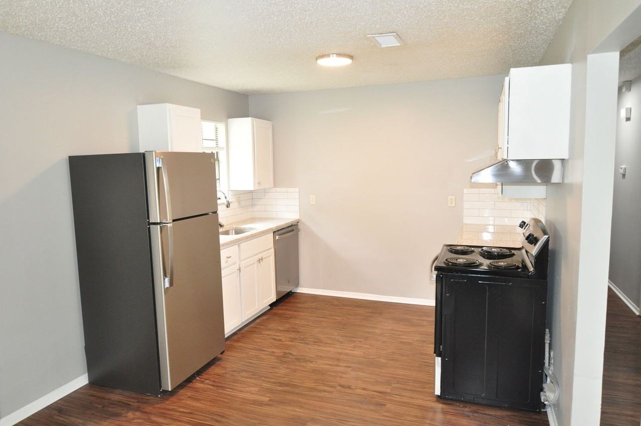 220 Joyce St - Photo 4 of 12